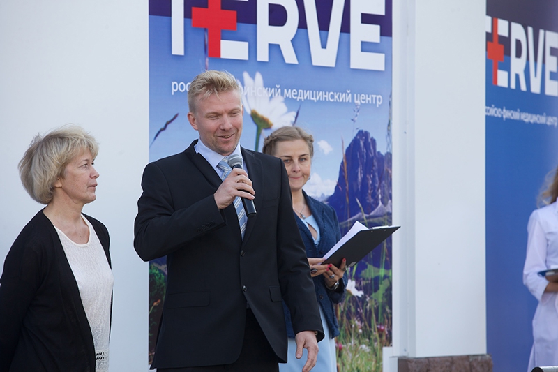 Ханну Койвулла выступает на открытии медицинского центра TERVE в Красноярске 14 сенября 2016 года
